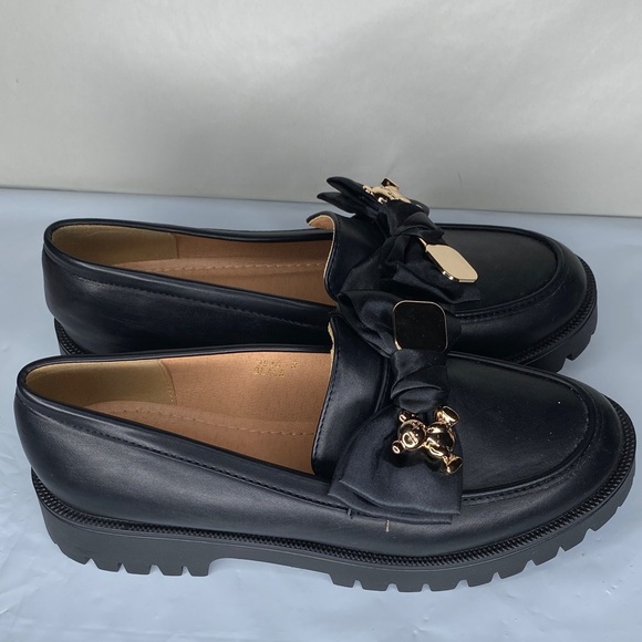 Elegant Black Loafers with Gold Accents - Picture 5 of 11